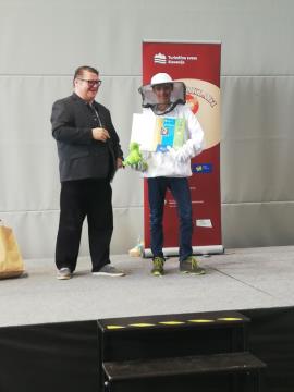 Amadej Kos je na razkljucni drzavni trznici v Medvodah prejel priznanje za najboljsega promotorja